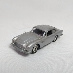 Aston Martin DB5 - James Bond 007 - Carrinho miniatura diecast na escala 1/64 fabricado pela Johnny Lightning - Mede 7,5cm de comprimento - As rodas giram livre