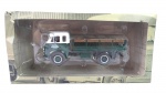 Caminhão FNM D9500 Brasinca - Série Caminhões Brasileiros de Outros Tempos fabricada pela IXO na escala 1/43. Caixa original com algum desgaste. Dispõe da proteção plástica original. Mede aprox. 15,5cm com tema de Fretes e Carretos. Pneus de borracha e as rodas giram livre