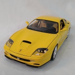 Ferrari 550 Maranello 1996 - Carrinho miniatura diecast na escala 1/18 fabricado pela Bburago na Itália. Abre portas, capô e mala e as rodas esterçam com o volante. Pneus de borracha. 