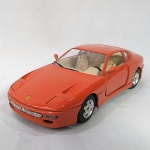Ferrari 456GT 1992 escala 1/25 fabricada pela BBurago na Itália. Pneus em borracha, as portas abrem e o volante mexe junto com as rodas.