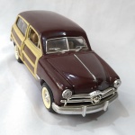 1949 Ford Woody Wagon - Carrinho miniatura diecast na escala 1/24. Fabricado pela Sunnyside. Abre capô e portas e as rodas esterçam com o volante. Pneus em borracha.