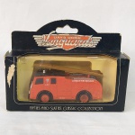Caminhão de bombeiro Lledo Days Gone Vanguards na caixa original, modelo 1955 Dennis F8 Fire Engine da brigada de incêndio de Londres. Acredito que seja escala 1/55. Mede 9cm de comprimento e a caixa 14,5cm
