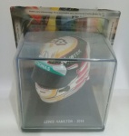 Miniatura capacete Lewis Hamilton 2014 – escala 1/5 - Item de coleção na cartela. Cartela com  sinais.  Miniatura íntegra. 