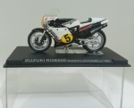 Moto Suzuki RGB500 Marco Lucchinelli 1981 – escala 1:24 – item de coleção. Miniatura íntegra. 
