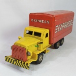 Brinquedo antigo de lata fricção Caminhão estilo baú de entrega. Fabricado no Japão na década de 60. Mede 26,5 cm de comprimento.