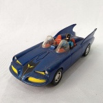 Brinquedo antigo - Batmovel do famoso herói da DC Comics, o Batman. Brinquedo reeleitura mais recente fabricada pela aclamada Corgi Toys. Pneus de borracha, as rodas giram. Mede 11,5cm de comprimento