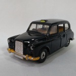 Austin London Taxi Corgi - Carrinho diecast fabricado na Grã Bretanha. Mede 12cm de comprimento.