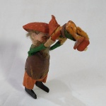 Brinquedo antigo Schuco - Senhor de barba levantando um menino a corda. Fabricado na década de 40. O senhor e o menino tem rosto e corpo metálico. Não acompanha chave de corda