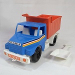 Brinquedo antigo - Caminhão Scania de plástico fabricado no Brasil em Porto Feliz pela empresa Tialex. Consta etiqueta com telefone de 6 dígitos. Mede 28cm de comprimento. Acompanha Pá. A caçamba é articulável
