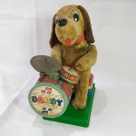 Brinquedo antigo - Lindo cachorro baterista, fabricado em pelúcia/lata/plástico pela ALPS no Japão na década de 60. Funcionando veja vídeo. A bumbo tem alguns detalhes. Veja o vídeo