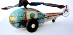 Colecionismo/brinquedo - Antigo helicóptero de lata, made in japan, dos anos 50/60. O brinquedo funciona, ao se movimentar o helicóptero as hélices se movem. O brinquedo mede 21,0 cm de comprimento total, sem contar as hélices.