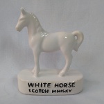 PROMOCIONAL do WHISKY Cavalinho Branco em porcelana. A base mede 11 cm de comprimento. O Cavalo com o base mede aproximadamente 13 cm de altura.