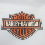 Tapete de borracha para decoração ou apoio de bebidas com tema da aclamada marca de motos Harley Davisdon. Mede 42cm de comprimento