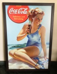 COLECIONISMO - Belíssimo cartaz promocional da Coca-Cola com pinup, enquadrado em moldura de madeira. Mede 95X66cm. Somente retirada devido ao tamanho.