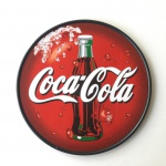 COLECIONISMO - Arte promocional da COCA-COLA aplicada em placa de plástico, medindo 16 cm de diâmetro.