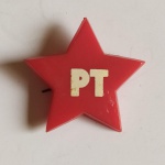 Política - Antigo PIN em plástico com a Estrela do PT. Mede  aproximadamente 2,8 cm de altura.