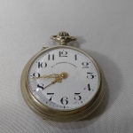 Antigo Relógio de Bolso marca ROSKOFF PATENT, mostrador perfeito, funcionando e sem garantia futura. Mede aproximadamente 4,7 cm de diâmetro.