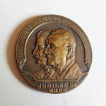 56. Medalha comemorativa ao Jubileu de Ouro da Universidade Federal do Rio de Janeiro UFRJ 1920 - 1970 - Mede aproximadamente 5cm de diâmetro