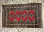 KARACHI - 162 x 94 cm - Belo Tapete de origem Persa ricamente decorado com figuras geométricas em tons de cinza , vermelho , creme e preto . Feitio a mão em técnica mista de lã e algodão . Ótimo estado de conservação , mede 162 x 94 cm . Paquistão meados do século XX .