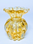 MURANO - Belíssimo vaso em vidro artístico de Murano de tonalidade Champanhe , feitio gomado com bolhas e pó de ouro . Itália século XX . perfeito estado de conservação , mede 11 x 8,0 cm .