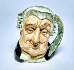 ROYAL DOULTON - Raro mug de coleção em porcelana representando '' The Lawyer '' , marca da preciosa manufatura Royal Doulton sobre a base , Inglaterra 1958 . perfeito estado de conservação , mede 10 cm de altura x 9,0 cm de comprimento .