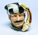 ROYAL DOULTON - Raro mug de coleção em porcelana representando '' The Trapper '' , marca da preciosa manufatura Royal Doulton sobre a base , Inglaterra 1966 . perfeito estado de conservação , mede 10 cm de altura x 10 cm de comprimento .