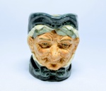 ROYAL DOULTON - Raro mug de coleção em porcelana representando '' Granny '' , marca da preciosa manufatura Royal Doulton sobre a base , Inglaterra meados do século XX . perfeito estado de conservação , mede 8,0 cm de altura x 10 cm de comprimento .