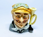 ROYAL DOULTON - Raro mug de coleção em porcelana representando '' Veteran Motorist  '' , marca da preciosa manufatura Royal Doulton sobre a base , Inglaterra 1972 . bom estado , possui reparo na alça .  , mede 10 cm de altura x 10 cm de comprimento .