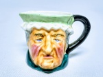 THORLEY BONE - Raro mug de coleção em porcelana representando '' Miller's Wife '' , marca da preciosa manufatura Thorley Bone sobre a base , Inglaterra meados do século XX . perfeito estado de conservação , mede 5,0 cm de altura x 6,5 cm de comprimento .