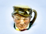 ROYAL DOULTON - Raro mug de coleção em porcelana representando '' Paddy '' , marca da preciosa manufatura Royal Doulton sobre a base , Inglaterra meados do século XX . perfeito estado de conservação , mede 5,5 cm de altura x 6,5 cm de comprimento .