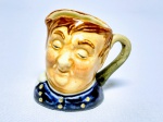 ROYAL DOULTON - Raro mug de coleção em porcelana representando '' Fat Boy '' , marca da preciosa manufatura Royal Doulton sobre a base , Inglaterra meados do século XX . perfeito estado de conservação , mede 6,0 cm de altura x 6,5 cm de comprimento .