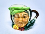 ROYAL DOULTON - Raro mug de coleção em porcelana representando '' Sairey Gump '' , marca da preciosa manufatura Royal Doulton sobre a base , Inglaterra meados do século XX . perfeito estado de conservação , mede 6,0 cm de altura x 7,5 cm de comprimento .