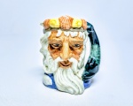 ROYAL DOULTON - Raro mug de coleção em porcelana representando '' Neptune '' , marca da preciosa manufatura Royal Doulton sobre a base , Inglaterra 1960 . perfeito estado de conservação , mede 9,5 cm de altura x 8,5 cm de comprimento .