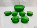 Jogo de saladeira com 6 cumbucas em vidro verde. Medindo a saladeira 23cm de diâmetro x 8,5cm de altura e as cumbucas 11cm de diâmetro x 4,5cm de altura.