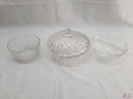 Lote composto de compoteira e 2 petisqueiras bowl em vidro moldado. Medindo a compoteira 16cm de diâmetro x 5,5cm de altura.