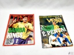 Lote de 2 revistas, sendo a Veja de Julho de 2002 e a Time de Julho de 2002, ambas retratando a vitória do Brasil na copa do mundo.