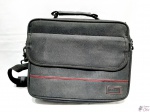Bolsa lateral, maleta da Targus em nylon. Medindo 32,5cm x 25,5cm x 11,5cm de profundidade.