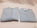 Conjunto Twin set , casaco manga comprida e blusa meia manga na cor azul bebe acinzentado . Feito na escócia e em perfeito estado de conservação 100% Cashmere. Tam: M.
