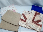 Lote de 3 pares de capa para travesseiros PatchWork de  Matelassê. Peças em perfeito estado de conservação, com 1 capa azul extra. Medindo uma delas: 50 X 70 CM.