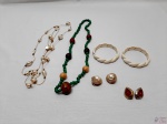 Lote de bijuterias, composto de colares, pulseira e brincos.