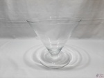 Centro de mesa, fruteira na forma de taça em vidro incolor. Medindo 24,5cm de diâmetro x 20,5cm de altura.