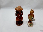 Lote de 2 enfeites, sendo uma menina regando em porcelana e um enfeite do Deus Ganesha. Medindo a Ganesha 12,5cm de altura.