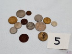 Lote composto de 13 moedas diversas para colecionador.