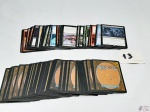Lote de 100 cartas sortidas das coleções mais recentes do jogo Magic, não acompanha terreno básico, acompanha 1 carta rara, ótimo para iniciantes que querem começar a montar a sua coleção.