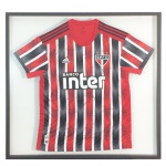 Camisa do São Paulo F.C. autografada e emoldurada. 93 x 98 cm.
