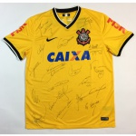 Camisa do Corinthians, na cor amarela autografada pelos jogadores. Camisa referente ao mundial de clubes de 2012.