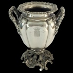 Grande wine cooler em metal nobre, espessurado a prata, brasonado e ricamente cinzelado. Europa, Séc. XIX. 30 x 24 x 20 cm.