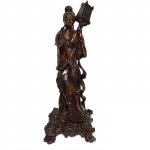 Escultura em madeira representando gueixa. China, princípio do Séc. XX. 69 cm de altura.