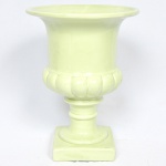 Elegante vaso estilo médici em cerâmica vitrificada, esmaltagem na tonalidade verde, base quadrangular. Med.: 28 x 21,5 cm.