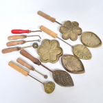 DIVERSOS, nove (9) itens para confecção de flores artificiais, dentre moldes e outras ferramentas, confeccionados em bronze, cabos em madeira torneada.